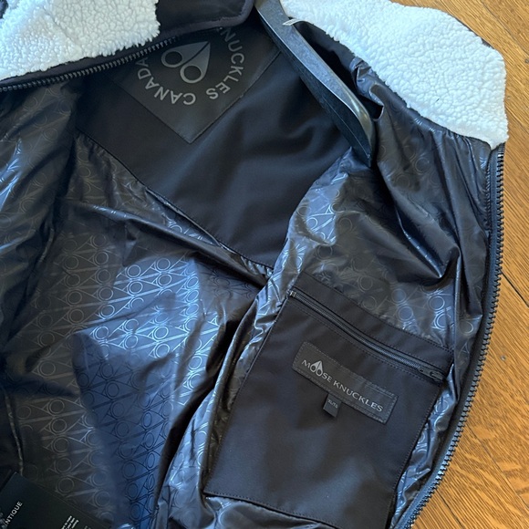 Moose Knuckles Men's XL NEW with tags. Black and White Fleece Saglek Vest - Picture 5 of 7